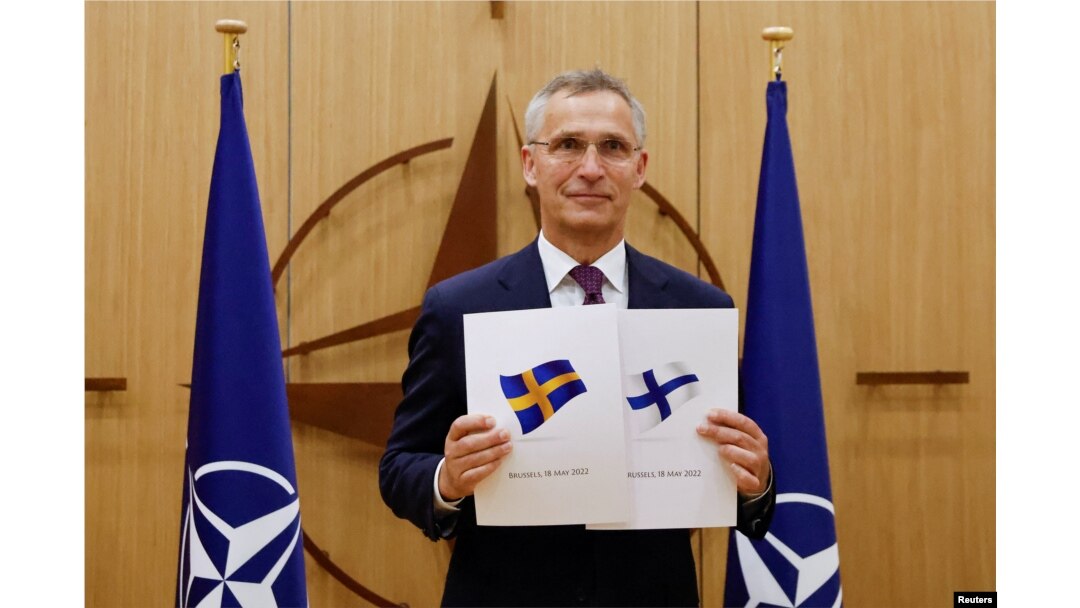 Generali sekretar NATO Jens Stoltenberg prisustvuje cerenomiji obilježavanja podnošenja zahtjeva Švedske i Finske za članstvo u Alijansi, u Briselu, Belgija, 18. maja 2022.