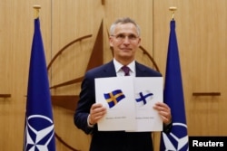 Generali sekretar NATO Jens Stoltenberg prisustvuje cerenomiji obilježavanja podnošenja zahtjeva Švedske i Finske za članstvo u Alijansi, u Briselu, Belgija, 18. maja 2022.
