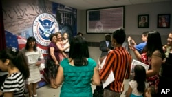 Foto de archivo de una ceremonia de naturalización en el Servicio de Ciudadanía e Inmigración de los Estados Unidos (USCIS) el martes 2 de julio de 2013 en Nueva York.