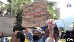 Trabajadores activos y jubilados en Venezuela protestan el martes 31 de mayo en el centro de Caracas, con la finalidad de exigirle al presidente Nicolás Maduro por reivindicaciones salariales y una pensión digna. [Foto: VOA / Álvaro Algarra]