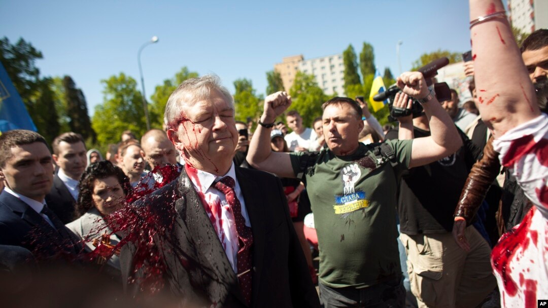 Los manifestantes repudiaron el embajador ruso en Polonia, Sergey Andreev, cuando se disponía a depositar flores ante la tumba de los soldados soviéticos en Varsovia, Polonia, el 9 de mayo de 2022.