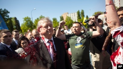 Los manifestantes repudiaron el embajador ruso en Polonia, Sergey Andreev, cuando se disponía a depositar flores ante la tumba de los soldados soviéticos en Varsovia, Polonia, el 9 de mayo de 2022.