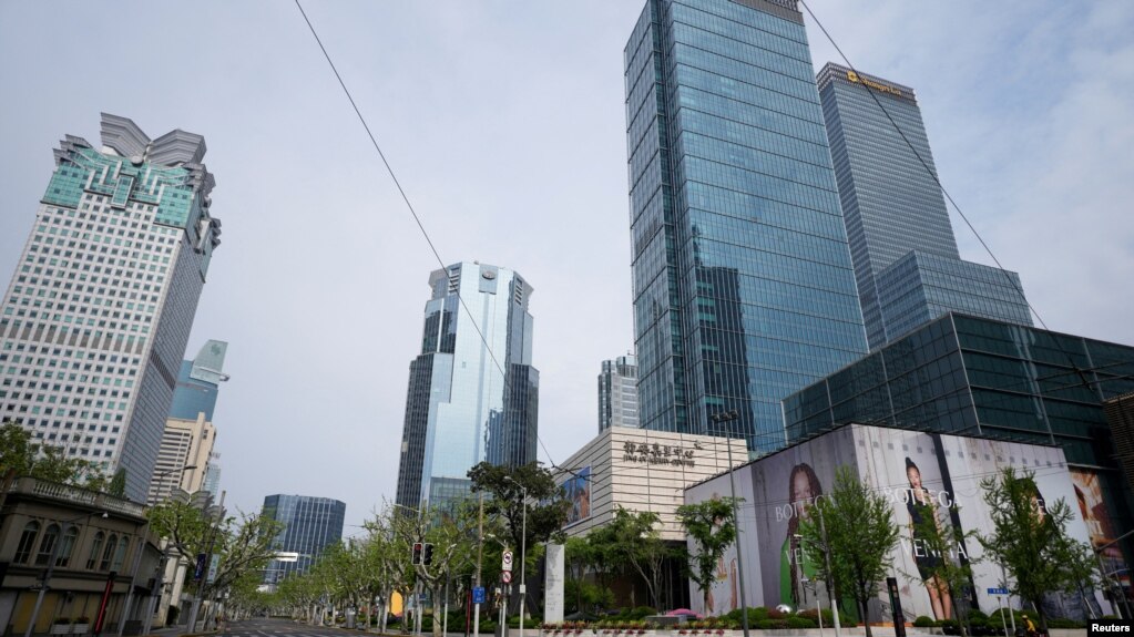 资料图：上海封城期间空荡荡的商业区。(2022年4月16日)(photo:VOA)