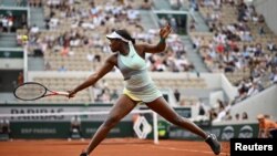 Sloane Stephens of the U.S. plays against Germany's Jule Niemeier during the women's first round of the French Open Tennis tournament at the Roland Garros stadium in Paris, May 22, 2022.