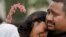 Familiares lloran sin consuelo a la espera en el Centro Cívico Willie de Leon, donde los estudiantes habían sido transportados desde la Escuela Primaria Robb después de un tiroteo, en Uvalde, Texas, el 24 de mayo de 2022.
