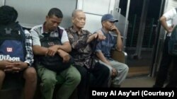 Buya Ahmad Syafii Maarif menumpang KRL di tengah kesibukannya di Jakarta, termasuk saat menuju ke Istana Presiden di Bogor. (Foto: Deny Al Asy'ari)