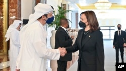 Makamu Rais wa Marekani Kamala Harris akisalimiana na kumpa pole Waziri wa Mambo ya Nje wa UAE Sheikh Abdullah bin Zayed Al Nahyan, Mei 16, 2022.