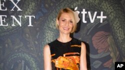 Aktris Claire Danes di acara pemutaran serial "The Essex Serpent" di London, 24 April 2022 (dok: Joel C Ryan/Invision/AP)