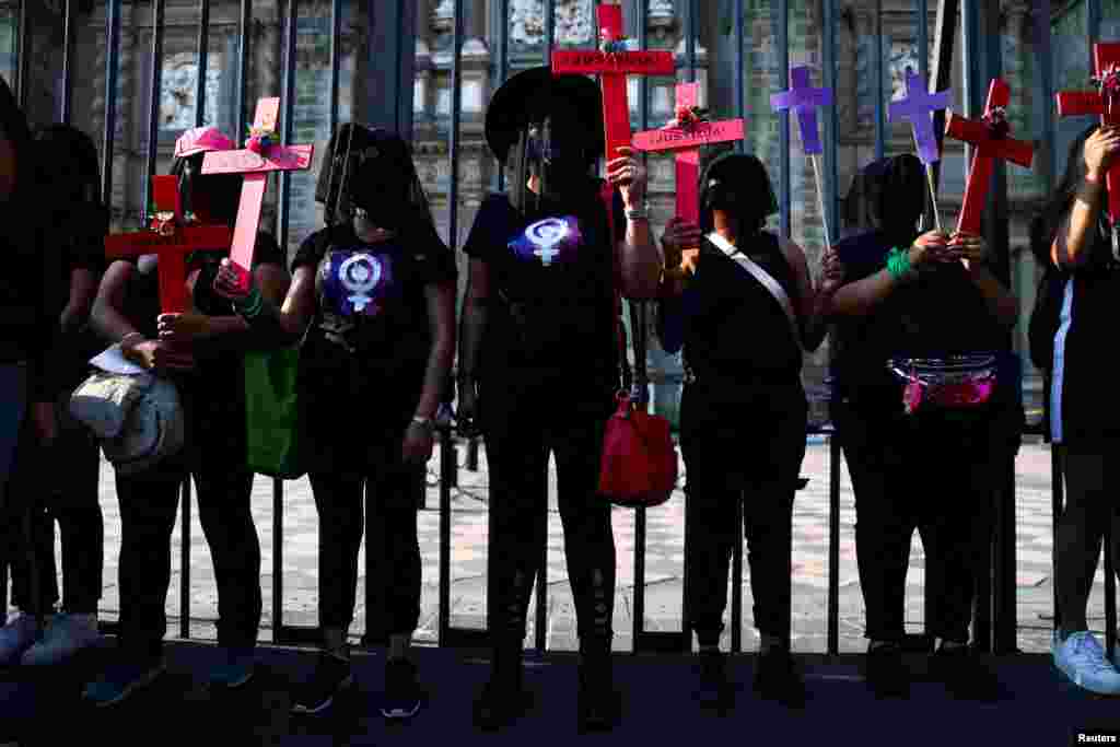 Las manifestantes tambien protestaron frente a la Catedral Metropolitana contra el feminicidio y la violencia contra la mujer, en la Ciudad de México.