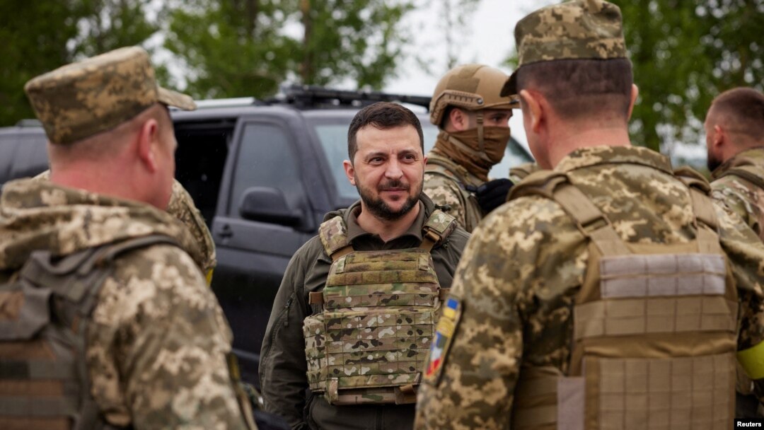 Владимир Зеленский разговаривает с украинскими военными (архивное фото) 