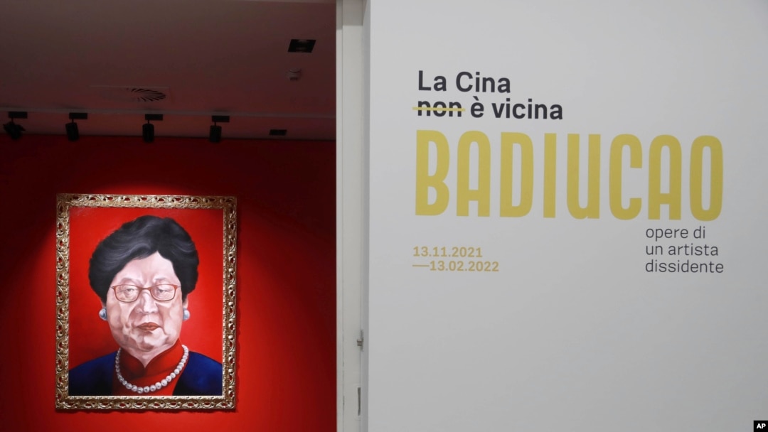 圖為中國異議藝術家巴丟草2021年11月13日在意大利的佈雷西亞市一座博物館展出他的藝術作品。-美聯社照