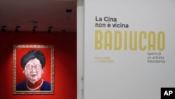 圖為中國異議藝術家巴丟草2021年11月13日在意大利的佈雷西亞市一座博物館展出他的藝術作品。-美聯社照