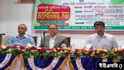 জেলা শিল্পকলা একাডেমিতে, কুমিল্লা সিটি করপোরেশন নির্বাচনে প্রতিদ্বন্দ্বী প্রার্থীদের সঙ্গে মতবিনিময়কালে প্রধান নির্বাচন কমিশনার