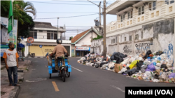 Sampah memenuhi trotoar di Jalan Bhayangkara, di pusat oleh-oleh Bakpia Pathuk tidak jauh dari Malioboro, 11 Mei 2022. (Foto: Nurhadi)