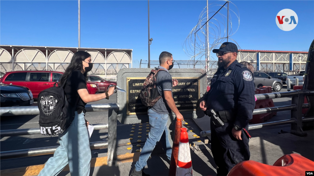 Agentes del Departamento de Seguridad Nacional revisan la documentación de las personas que diariamente cruzan de Ciudad Juárez, México, hacia El Paso, Texas. Este es un puerto de entrada también para aquellos que buscan asilo en Estados Unidos. [Foto: Celia Mendoza, mayo 17, 2022, Puente Internacional Paso del Norte, México]