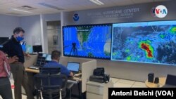 Desde el Centro Nacional de Huracanes en Miami, Florida, se monitorea la formación de ciclones en el Atlántico y se envían las alertas al resto de gobiernos de la región.