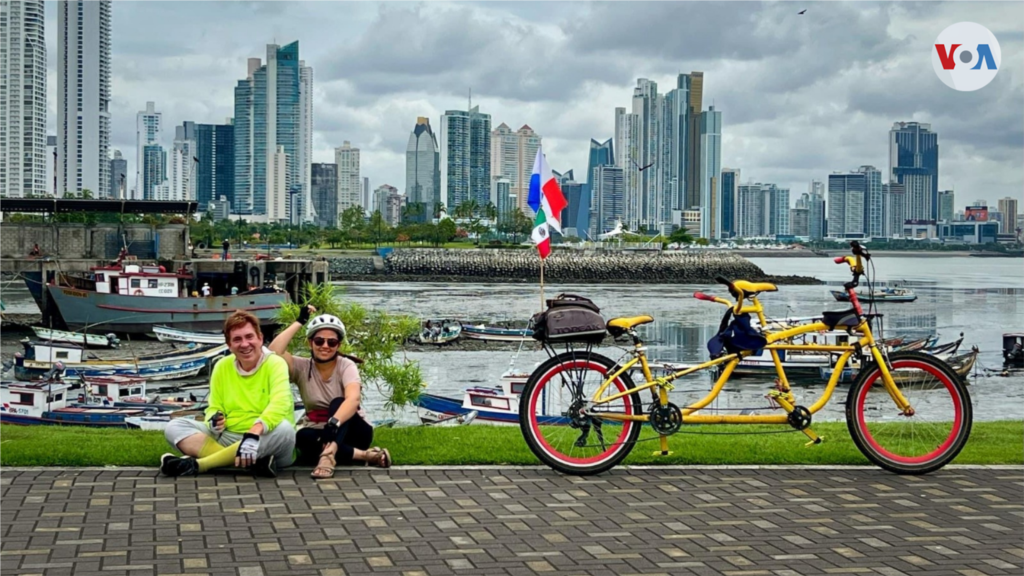 Los cicloturistas mexicanos descansan y posan para una foto en Panamá.