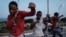 "Après la crise, c'était très important de nous regrouper", confie Hussein Sinangwa, le co-fondateur du "Beach club solidarité".