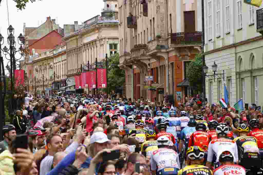 Spectators cheer as riders take the start of the third stage of the Giro d&#39;Italia 2022 cycling race, 201 kilometers between Kaposvar and Balatonfured, Hungary.