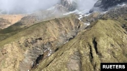 Lokasi jatuhnya pesawat Tara Air saat dilakukan operasi penyelamatan di Thasang, Nepal, 30 Mei 2022. (Foto: via Reuters)