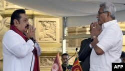 سری لنکا کے صدر گوتابایا راجا پکسے کے بڑے بھائی مہندا راجا پکسے پیر کو عوامی مظاہروں کے پیشِ نظر مستعفی ہو گئے تھے۔ 