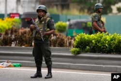 Tentara Sri Lanka menjaga pos pemeriksaan di luar kediaman perdana menteri di Kolombo, Sri Lanka, 10 Mei 2022. (Foto: AP)