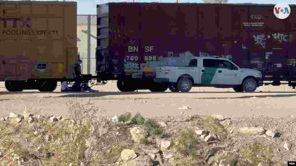Un agente de la Patrulla Fronteriza procesa a un grupo de migrantes quienes cruzaron desde Ciudad Juárez en un flujo de personas que se mantiene diariamente.