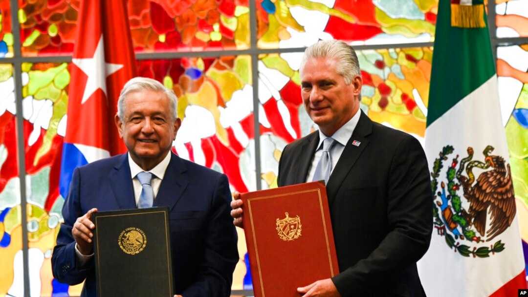 Los presidentes de México, Andrés Manuel López Obrador, y Cuba, Miguel Díaz Canel, después de firmar acuerdos bilaterales en La Habana, Cuba, el 8 de mayo de 2022. Foto AFP.
