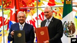 Los presidentes de México, Andrés Manuel López Obrador, y Cuba, Miguel Díaz Canel, después de firmar acuerdos bilaterales en La Habana, Cuba, el 8 de mayo de 2022. Foto AFP.