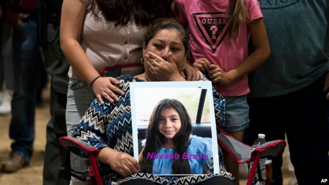 Esmeralda Bravo, de 63 años, sostiene una foto de su nieta, Nevaeh, una de las víctimas del tiroteo en la Escuela Primaria Robb, durante una vigilia de oración en Uvalde, Texas, el 25 de mayo de 2022. (AP Photo/Jae C. Hong, File)