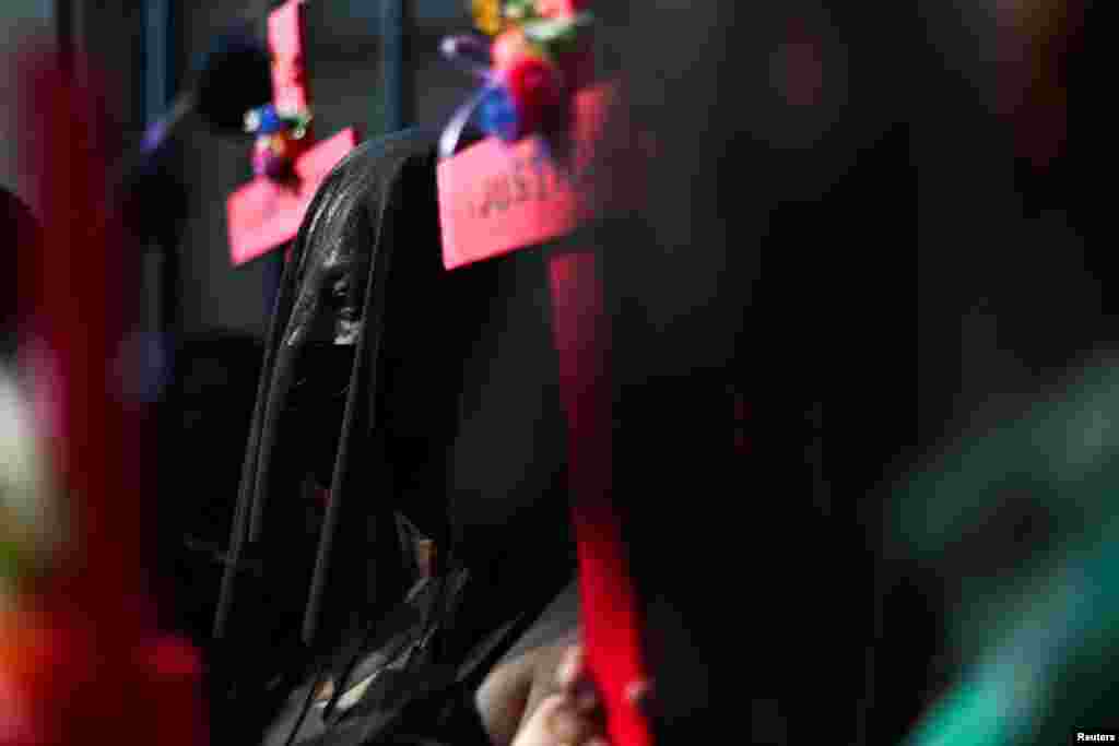 Además de las cruces rosas y moradas en sus manos, muchas de ellas llevaban velos con transparencia negra cubriéndoles el rostro, en señal de luto por las mujeres y niñas víctimas de la violencia.&nbsp;