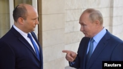资料照 - 2021年10月22日，俄罗斯总统普京和时任以色列总理的纳夫塔利·贝内特（Naftali Bennett）在俄罗斯的索契会晤。