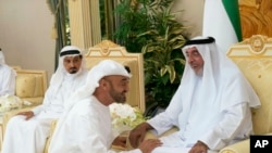 Madaxweynihii geeriyooday Sheikh Khalifa bin Zayed Al Nahyan, iyo madaxweynaha cusub Sheikh Mohammed bin Zayed Al Nahyan. 