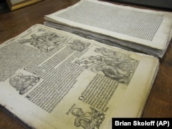 Salinan Nuremberg Chronicle yang diterbitkan pada tahun 1493 dipajang di Buku Langka Ken Sanders di Salt Lake City, sebagai ilustrasi. (Foto: AP/Brian Skoloff)