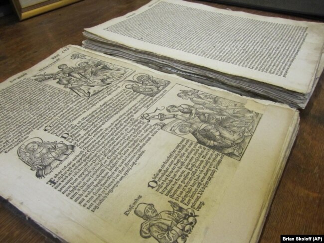 Salinan Nuremberg Chronicle yang diterbitkan pada tahun 1493 dipajang di Buku Langka Ken Sanders di Salt Lake City, sebagai ilustrasi. (Foto: AP/Brian Skoloff)