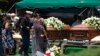 Sejumlah pelayat menghadiri pemakaman Irma Garcia dan suaminya Joe Garcia dalam upacara pemakaman di Hillcrest Cemetery, Uvalde, Texas, pada 1 Juni 2022. Irma Garcia tewas tertembak dalam insiden penembakan di SD Robb di Uvalde. (Foto: AP/Jae C. Hong) 