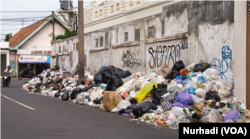 Sampah memenuhi trotoar di Jalan Bhayangkara, di pusat oleh-oleh Bakpia Pathuk tidak jauh dari Malioboro, 11 Mei 2022. (Foto: Nurhadi)