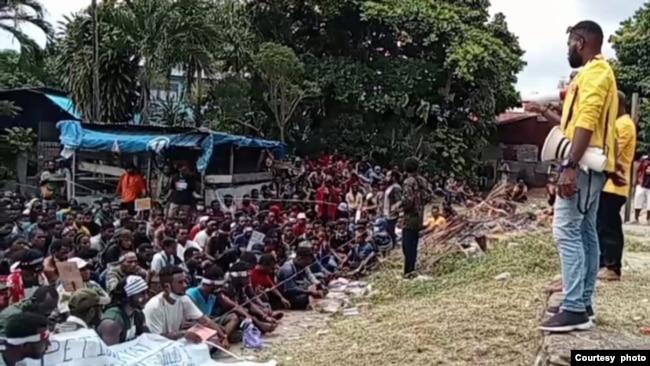 Aksi penolakan terhadapa wacana pemekaran Papua digelar di Jayapura pada 10 Mei 2022. Aksi tersebut akhirnya dibubarkan polisi karena dinilai tidak sesuai dengan aturan mengemukakan pendapat di muka umum. (Foto: PRP)