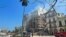 La explosión ocurrió alrededor de las 10:50 de la mañana de este viernes. La fotografías muestran daños en el edificio de viviendas situado en un lateral del hotel. [Foto: Reuters].