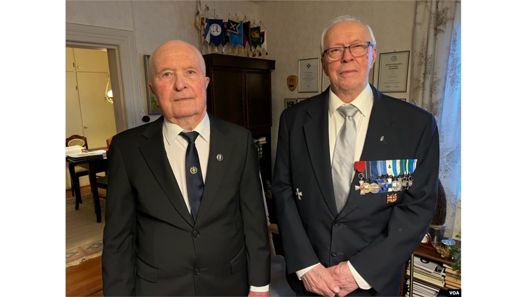 Unto Hakuli, 99 (levo) and Tapio Niemi, 94, poziraju u Niemijevoj porodičnoj kući u Taipalsariu, Finska, 30 kilometara od ruske granice, 2. maja 2022. (Henry Ridgwell/VOA)