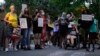 Sejumlah warga tampak berkumpul melaksanakan protes di luar rumah hakim Mahkamah Agung AS Brett Kavanaugh di Chevy Chase, Maryland, pada 13 September 2021. (Foto: AP/Patrick Semansky)