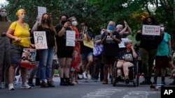 지난해 9월 미국 메릴랜드주 체비체이스에 있는 브랫 캐버노 대법관 집 앞에 시위대가 모여있다. (자료사진)