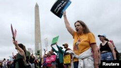 Para pendukung hak-hak aborsi berdemonstrasi di Washington DC menyusul bocornya dokumen Mahkamah Agung AS yang mengindikasikan kemungkinan membatalkan putusan mengenai hak-hak aborsi Roe vs Wade, Sabtu, 14 Mei 2022. (Foto: Leah Mills/Reuters)