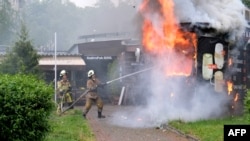 在哈尔科夫,消防人员试图扑灭因遭炮击而起火的一间咖啡厅。(2022年5月26日)