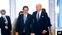 조 바이든 미국 대통령(오른쪽)과 기시다 후미오 일본 총리가 지난 3월 주요 7개국 정상회의가 열린 벨기에 브뤼셀에서 대화하고 있다.