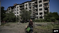 Gedung apartemen yang rusak setelah serangan Rusia di kota Slovyansk, Donbas, di kawasan timur Ukraina, pada 31 Mei 2022. (Foto: ARIS MESSINIS / AFP)