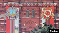 Ruske haubice i rakete zemlja-vazduh prikazane su na vojnoj paradi na Crvenom trgu u Moskvi, 9. maja 2022.