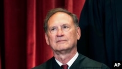 ARCHIVO - El juez asociado Samuel Alito se sienta durante una foto grupal en la Corte Suprema en Washington, el 23 de abril de 2021.