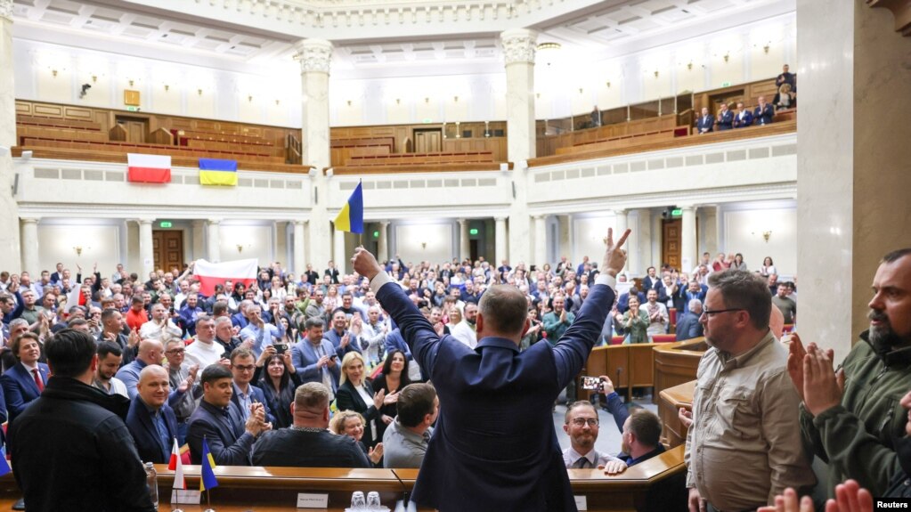 Presidenti polak duke u brohoritur nga ligjvënësit ukrainas në Kiev (22 maj 2022)