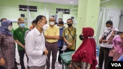 Wali Kota Surabaya Eri Cahyadi menemui orang tua korban insiden seluncuran Ken Park Surabaya (foto Humas Pemkot Surabaya).